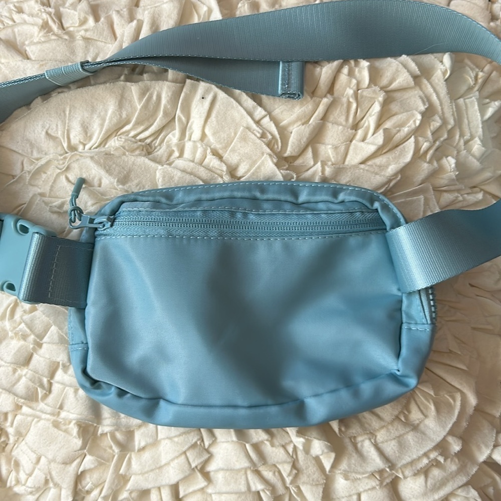Blogilates Belt Bag Teal Blue NWT - Picture 3 of 4